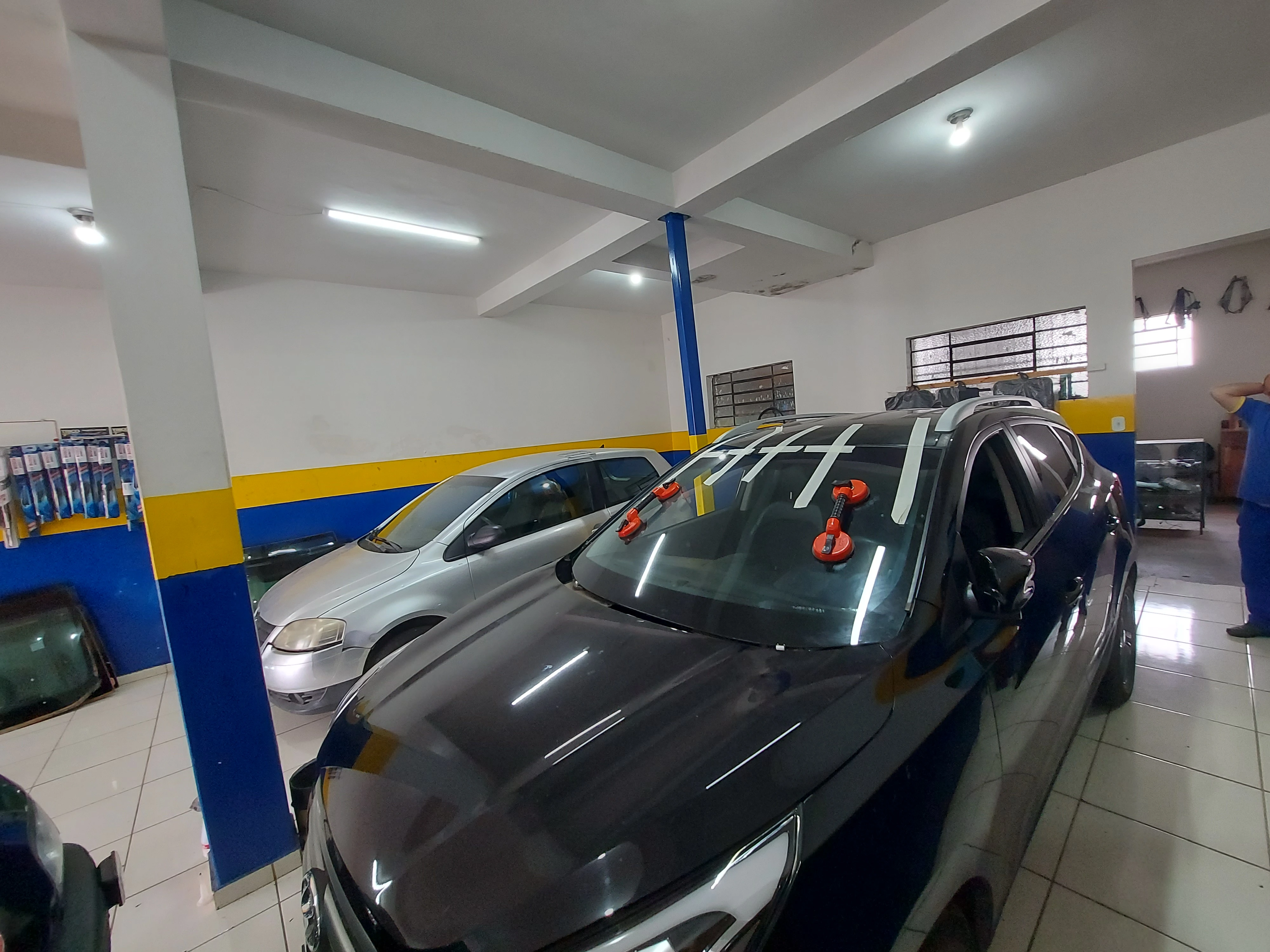 Equipe preparando para-brisa automotivo